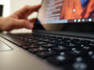 Jak przywrócić kursor w laptopie? Sprawdź te proste sposoby!